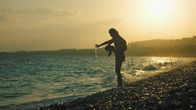 Missing Lisa – Am Strand von Nizza kippt Zoë (Violet Braeckman) das mitgebrachte Wasser vom Anfang des GR5 ins Meer. Dies ist ein alter Brauch unter den Wandersleuten.
