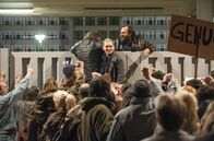 Weissensee – Demonstranten stürmen die Stasizentrale, auch Vera (Anna Loos, M.) ist unter ihnen.