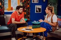 Dahoam is Dahoam – Felix (Shayan Hartmann) bringt Sarah (Sophie Reiml) schonend bei, dass er die Miete der WG erhöhen muss.