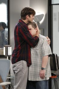 Two and a Half Men – Frauen machen ihnen das Leben schwer: Walden (Ashton Kutcher, l.) und Billy (Patton Oswalt, r.) ...