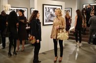2 Broke Girls – Während Caroline (Beth Behrs, r.) sich auf der Vernissage an frühere Zeiten erinnert, eröffnet die neuste Bekanntschaft Max (Kat Dennings, l.) ganz neue Welten ...