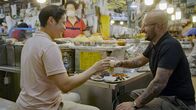 Food Trip - Essen und Leben in ... – Auf dem Gwangjang-Markt in Seoul probieren sich Carlton McCoy (r.) und Kyungmoon Kim (l.) durch verschiedene Speisen und Getränke.