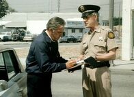 Quincy – Deputy Shell (Philip Baker Hall, r.) hilft Quincy (Jack Klugman) nicht im Mordfall Moeller, sondern verpasst ihm lieber einen Strafzettel.
