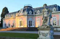 Wunderschön! – Schloss Benrath ist ein Rokoko-Traum in Pfirsichblütenrosa mit verborgenen Räumen und Geheimgängen, über die Kurfürst Carl Theodor von der Pfalz ungesehen in die Gemächer seiner Gattin gelangte.
