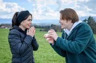Sturm der Liebe – Theo (Lukas Leibe, r.) und Lale (Yeliz Simsek, l.) freuen sich gemeinsam über Christophs Geschenk.; ARD STURM DER LIEBE FOLGE 4310 Uhr im ERSTEN. Theo (Lukas Leibe, r.) und Lale (Yeliz Simsek, l.) freuen sich gemeinsam über Christophs Geschenk.