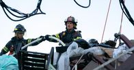 9-1-1 Notruf L.A. – Ravi Panikkar (Anirudh Pisharody, l.); Bobby Nash (Peter Krause, r.)