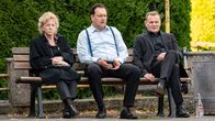 Das Begräbnis – Wie geht es weiter? Hildegard (Christine Schorn) mit ihren Söhnen Mario (Charly Hübner) und Torsten (Devid Striesow).