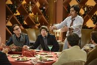 The Big Bang Theory – Ein Junggesellenabschied mit Folgen: Raj (Kunal Nayyar, r.), Howard (Simon Helberg, M.) und Leonard (Johnny Galecki, l.) ...