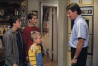 Malcolm mittendrin – Hal (Bryan Cranston, r.) ist etwas überfordert, als er allein auf Malcolm (Frankie Muniz, l.), Reese (Justin Berfield, 2.v.l.) und Dewey (Erik Per Sullivan, 2.v.r.) aufpassen soll.