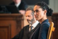 Die Chefin – Nach dem Abschluss der Ermittlungen steht die Sportschützin Karen Ott (Amal Keller) wegen des Mordes an Marius Troy vor Gericht.
