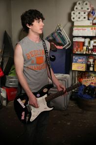 The Middle – Jetzt, wo seine Eltern das Kabelfernsehen gekündigt haben und er deshalb weniger Zeit vor der Glotze verbringt, hat er mehr Zeit, um Rockstar zu werden: Axl (Charlie McDermott) ...