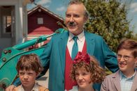 Papa Moll – Die Molls: Stefan Kurt als Papa Moll mit seinen Kindern (v.l.n.r.): Macwell Mare als Fritz, Luna Paiano aols Evi und Yven Hess als Willy