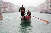 Der Böhme – Eine Gondel bringt den jungen Komponisten Josef Mysliveček (Vojtěch Dyk) in Venedig zu einer wohlhabenden Adligen.