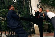 Rush Hour – Inspektor Lee (Jackie Chan, M.) kann nicht tatenlos zusehen, wie sein amerikanischer Kollege im Alleingang die Tochter des Konsuls findet. Auch er will seine Fähigkeiten unter Beweis stellen ...