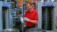 Technikgeschichten – Sichtkontrolleur bei einem Strumpftest an der Produktionsstraße der Firma Miele.