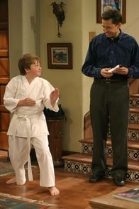 Two and a Half Men – Alan (Jon Cryer, r.) plagt das schlechte Gewissen, da er wegen seiner neuen Bekanntschaft nur noch wenig Zeit für Jake (Angus T. Jones, l.) hat ...