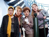 Molly & Mops – (v.li.) Atischeh Hannah Braun (Azra), Sissi Perlinger (Gabi), Monika Baumgartner (Oma Klara), Monika Theresia Reithofer (Molly).