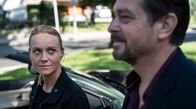 Steirergift – Anni Sulmtaler (Anna Unterberger, li.) beobachtet Sascha Bergmann (Hary Prinz, re.).