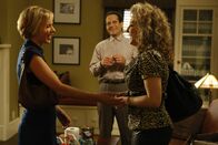 Monk – Monk (Tony Shalhoub, M.) hatte befürchtet, dass es zu Rivalitäten zwischen Natalie (Traylor Howard, l.) und seiner ehemaligen Assistentin Sharona (Bitty Schram, l.) kommen könnte, doch da hatte er sich wohl getäuscht ...
