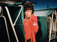 Charleys Tante – Mitten im Budenzauber auf Charley Sallmanns Dachgarten taucht die angekündigte Tante auf. In Wirklichkeit ist die angebliche Erbtante niemand anderes als Dr. Otto Wilder (Peter Alexander).