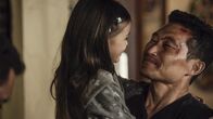 Hawaii Five-0 – Dem Five-0 Team gelingt es, Chin (Daniel Dae Kim, r.) vor dem mexikanischen Drogen-Kartell zu retten. Da Sara (Londyn Silzer, l.) in Mexiko nicht sicher ist, übertragen Jorge und Maria das Sorgerecht auf Chin, der Sara also wieder mit nach Hawaii nehmen kann ..
