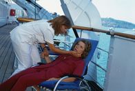 Das Traumschiff – Annemarie Kruse (Evely Hamann) ist geschockt. Eben hat sie erfahren, dass ihrem Mann die eingereichte Frühpensionierung genehmigt wurde. Chefstewardess Beatrice (Heide Keller) leistet erste Hilfe.