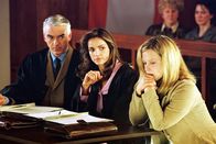 Edel & Starck – Felix (Christoph M. Ohrt, l.) und Sandra (Rebecca Immanuel, M.) vertreten Anne Bremer (Edda Leesch, r.), die eine Gehirnoperation hatte und deshalb ihre linke Hand nicht mehr unter Kontrolle hat. Während der Verhandlung hat sie nun Staatsanwalt Konrad geohrfeigt ...