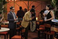 The Big Bang Theory – In Las Vegas stürzen sich Leonard (Johnny Galecki, l.) und Raj (Kunal Nayyar, M.) ohne Howard ins Nachtleben - und werden prompt fündig: Mikayla (Jodi Lyn O'Keefe, r.) ...