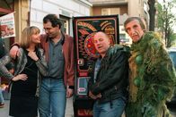 Kaisermühlen Blues – (v.li.): Christine Schuberth (Christine Prantner), Michael Niavarani (Herr Kuchenbäcker), Roland Düringer (Joschi Täubler), Herbert Fux (Sebesta).