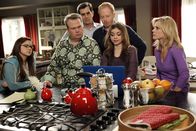 Modern Family – L-R: Alex Dunphy (Ariel Winter), Cameron Tucker (Eric Stonestreet), Phil Dunphy (Ty Burrell), Mitchell Pritchett (Jesse Tyler Ferguson), Haley Dunphy (Sarah Hyland), Claire Dunphy (Julie Bowen)