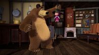 Mascha und der Bär – Der Bär hebt Mascha mit dem Hut hoch.