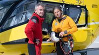 Die Bergretter – Markus (Sebastian Ströbel, r.) und Michi (Robert Lohr, l.) warten auf einen neuen Einsatz.