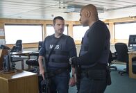 Navy CIS: L.A. – Das Team beginnt die Ermittlungen, nachdem einige tote Seeleute auf See geborgen wurden und am Strand angespült worden sind: Callen (Chris O'Donnell, l.) und Sam (LL Cool J, r.) ...