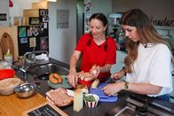 Mini Chuchi, dini Chuchi – Mini Chuchi, dini Chuchi 1. Auguscht Folge 4 Die Influencerinnen und Freundinnen Fatima und Judith treten als Team an. 2024 Copyright: SRF