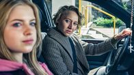 Totenfrau – Blum (Anna Maria Mühe) mit ihrer Tochte Nela (Emilia Pieske) im Auto vor der Schule.
