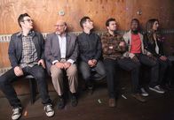 New Girl – v.l.n.r.) Robby (Nelson Franklin), J. Cronkite Valley-Forge (Fred Melamed), Schmidt (Max Greenfield), Nick (Jake Johnson), Winston (Lamorne Morris) und Aly (Nasim Pedrad) ...