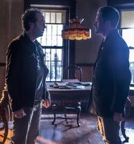 Elementary – Als Rhys (John Hannah, l.), Sherlock Holmes (Jonny Lee Miller, r.) ehemaliger Drogendealer auftaucht und ihn um Hilfe bittet, wird seine Abstinenz in Frage gestellt ...