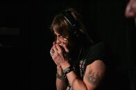 Two and a Half Men – Bei einer Prügelei mit seinem neuen Nachbarn Steven Tyler (Steven Tyler) zieht Charlie den Kürzeren ...