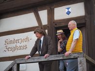 Heißmann + Rassau – Ortsbesichtigung: Stadtverwalter Dieter Dachs (Volker Heißmann, links) und sein Mitarbeiter (Oliver Severin, Mitte), zeigen Dr. Konrad Landzenberg aus dem Bundeskanzleramt (Martin Rassau, rechts) die Vorzüge des beschaulichen Dinkelsbühl.