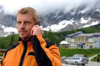 Die Bergretter – Schweren Herzens muss Andreas (Martin Gruber) seine Verabredung mit Sarah absagen.