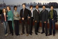 Castle – (1. Staffel) - Das Leben von (v.l.n.r.) Alexis (Molly C. Quinn), Martha (Susan Sullivan), Lanie (Tamala Jones), Richard (Nathan Fillion), Kate (Stana Katic), Captain Roy Montgomery (Ruben Santiago-Hudson), Javier (Jon Huertas) und Kevin (Seamus Dever) ändert sich, als zwei Morde auf exakt die Weise begangen werden, wie Castle sie in seinen Romanen schildert ?; (1. Staffel) - Das Leben von (v.l.n.r.) Alexis (Molly C. Quinn), Martha (Susan Sullivan), Lanie (Tamala Jones), Richard (Nathan Fillion), Kate (Stana Katic), Captain Roy Montgomery (Ruben Santiago-Hudson), Javier (Jon Huertas) und Kevin (Seamus Dever) ändert sich, als zwei Morde auf exakt die Weise begangen werden, wie Castle sie in seinen Romanen schildert ?
