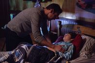 Insidious: Chapter 2 – Josh (Patrick Wilson, l.) ist besorgt um seinen Sohn Dalton (Ty Simpkins, r.), der scheinbar das Übernatürliche wahrnehmen kann.
