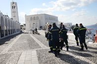 Santorini - Tanz auf dem Vulkan – Die Gemeinde Thera hat wegen einer Welle seismischer Aktivität das Wasser aus den Schwimmbädern abgelassen, alle Bauarbeiten verboten und den Zugang zum Hafen von Athinio untersagt – es sei denn, die Schiffe legen an.