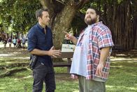 Hawaii Five-0 – Ein Verschwörungstheoretiker mit überzeugenden Informationen über den Mord an John F. Kennedy wird an der Seite von Jerry (Jorge Garcia, r.) ermordet. Steve (Alex O'Loughlin,l.) und seine Kollegen ermitteln, um herauszufinden, wer dahintersteckt ...