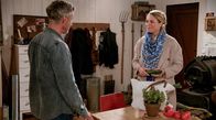Rote Rosen – Heiner (René Dumont, l.) ist froh - Britta (Jelena Mitschke, r.) will an ihren gemeinsamen Auszeiten im Schrebergarten festhalten.