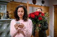 Sturm der Liebe – Max (Stefan Hartmann, r.) überrascht Vanessa (Jeannine Gaspár, l.) mit seinem Auftauchen.