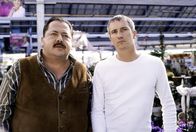 Die Rosenheim-Cops – Als die Cops Hofer (Josef Hannesschläger, li.) und Satori (Markus Böker) erneut am Tatort auftauchen, müssen sie feststellen, dass es auf einmal einen Hasen zu viel gibt.