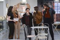 2 Broke Girls – Verzweifelt versuchen Max (Kat Dennings, l.) und Caroline (Beth Behrs, 2.v.l.), Geld für die Miete aufzutreiben - und das sogar bei ihren Freunden und Kollegen Han (Matthew Moy, M.), Earl (Garrett Morris, 2.v.r.) und Oleg (Jonathan Kite, r.) ...
