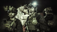 SEAL Team – Belastet von tiefen Schuldgefühlen, verfolgt der Einsatz, bei dem sein guter Freund und Kamerad Nate (Daniel Gillies, l.) ums Leben kam, Jason Hayes (David Boreanaz, r.) immer ...