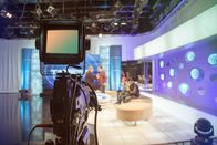 Nachrichten – Fernsehstudio mit Kamera und Licht - Aufnahme TV-Show. Schiefertiefe - Fokus auf Kamera